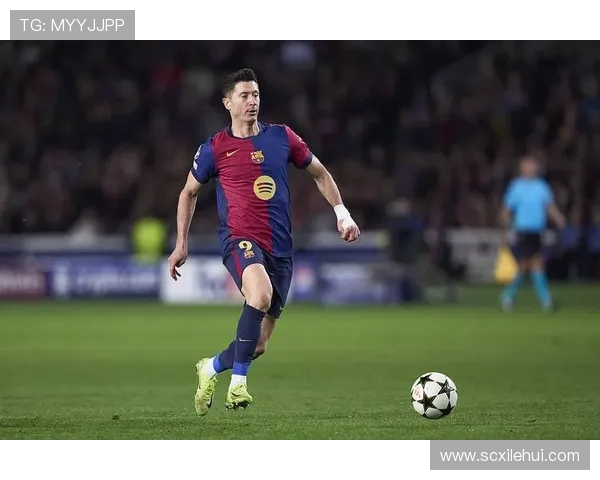 莱万在欧冠赛场火力全开10场比赛打入12球稳居射手榜首